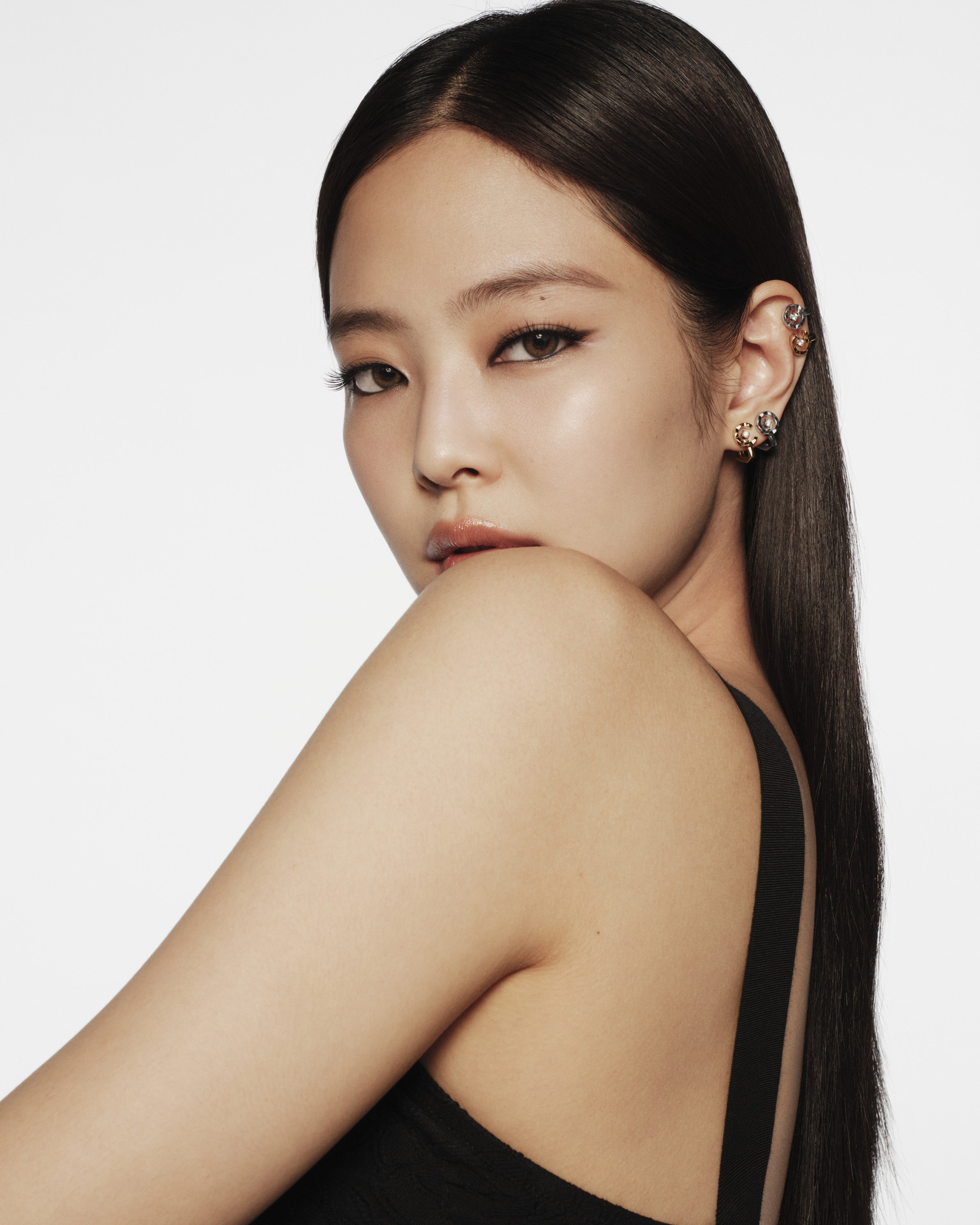 CAPTION_ South Korean singer and CHANEL ambassador Jennie wears the COCO single earrings, quilted motif, in 18K BEIGE GOLD and white gold, diamonds