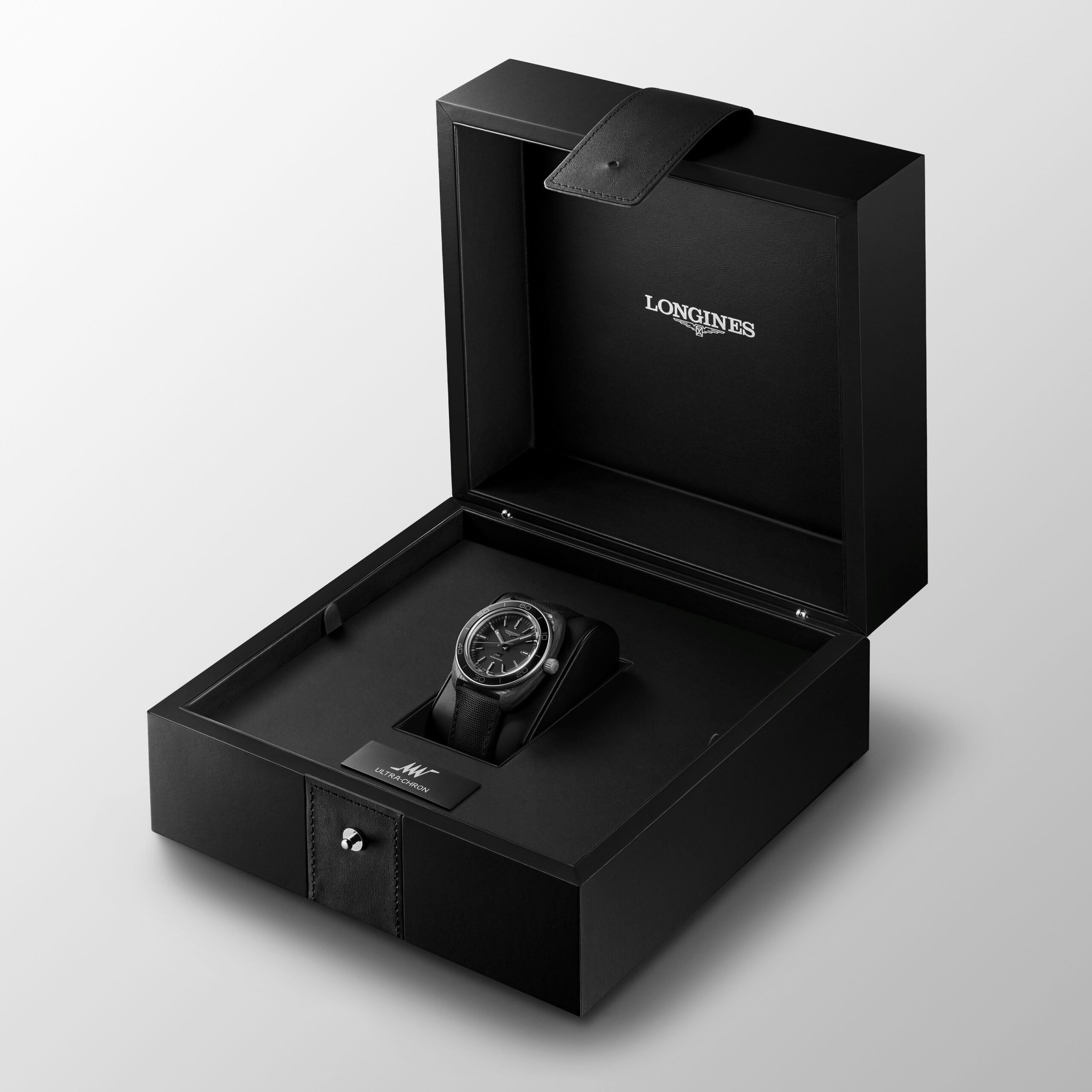 TTPM97_The Ultra-Chron Carbon is delivered in a sleek presentation box