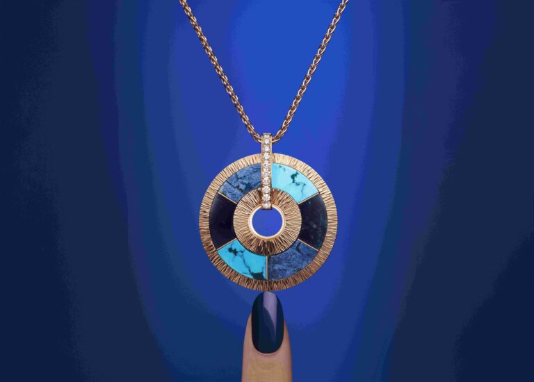 Piaget presents a masterful interplay of elements in the Possession Vibrant Palace collection. Shown here is the Possession Large Pendant (G33PO200) in 4N pink gold, with Decor Palace engraving, paved jump ring, hard stone mosaic