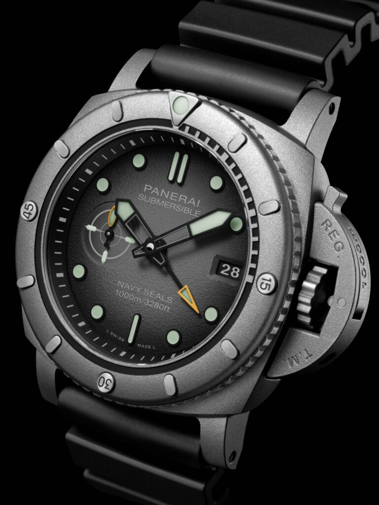 The Submersible Navy SEALs Afniotech™ Experience PAM01089 has a 47 mm case crafted from Afniotech™, a metal comprising 95% hafnium, used for the very first time in watchmaking